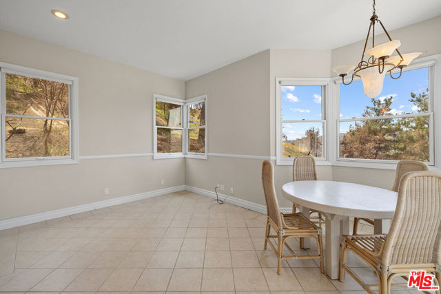 2046 Palisades Drive, Pacific Palisades CA: https://media.crmls.org/mediaz/4ce49426-77be-4a20-91d4-bdd0dbfc3e71.jpg