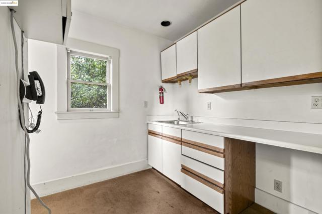 3050 Shattuck, Berkeley CA: https://media.crmls.org/mediaz/4ce4c050-4d00-42e0-90b7-67d5205e8339.jpg