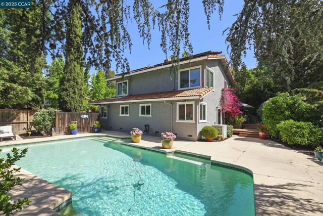 1020 Molad Ct, Concord CA: https://media.crmls.org/mediaz/4ce4d347-fd72-46c1-bd5a-91ee50de66bf.jpg