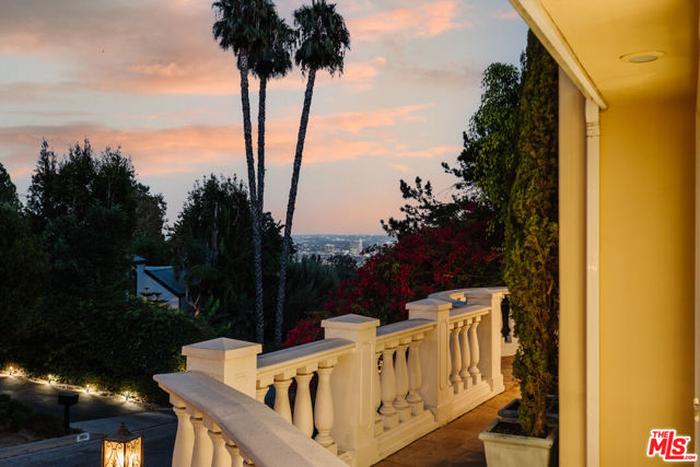 1455 Rising Glen, Los Angeles CA: https://media.crmls.org/mediaz/4ce5d403-3838-44d1-b22d-2667adacc8f3.jpg