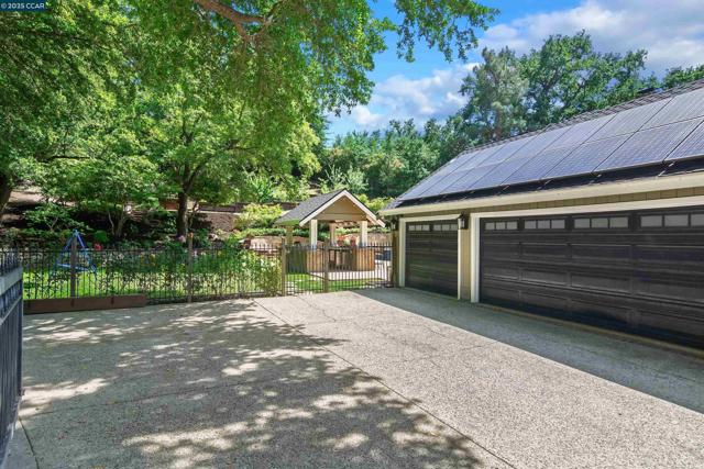 2140 Hidden Oak Dr, Danville CA: https://media.crmls.org/mediaz/4ce604f7-51f5-410a-a910-c04ada2a4f80.jpg