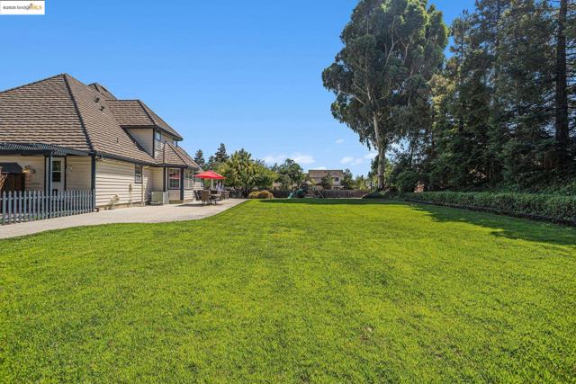 15 Madeira Ct, Oakley CA: https://media.crmls.org/mediaz/4ce62100-e909-425d-831a-16c52338d21e.jpg