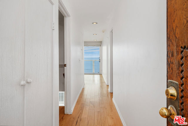 11942 Whitewater Lane, Malibu CA: https://media.crmls.org/mediaz/4ce66288-c552-4033-a59a-beada40a98e4.jpg