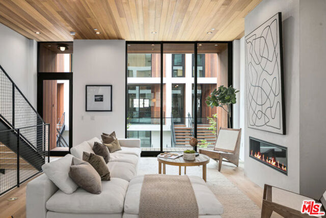 610 S Van Ness Avenue, Los Angeles CA: https://media.crmls.org/mediaz/4ce7387b-62ef-41d3-8f82-c32e20aa1a72.jpg