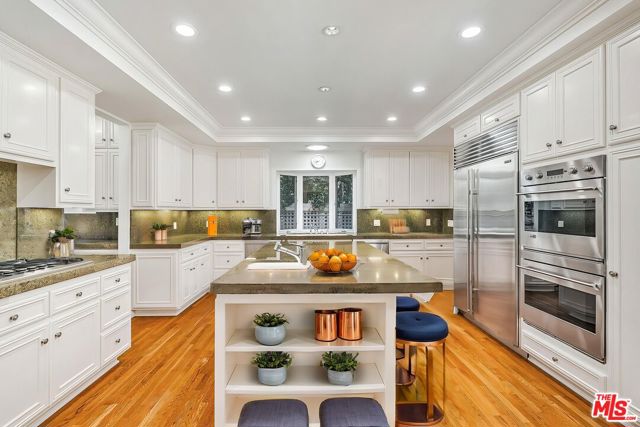 721 N Linden Drive, Beverly Hills CA: https://media.crmls.org/mediaz/4ce73f40-7295-4cd4-a4d3-3b98c5da9817.jpg