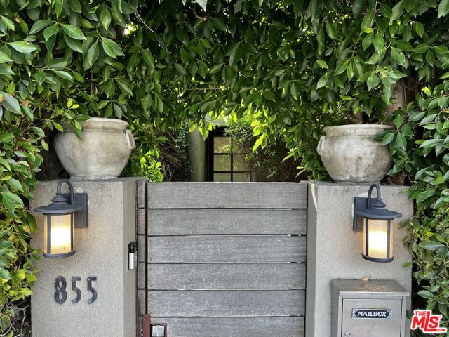 855 N Sweetzer Avenue, West Hollywood CA: https://media.crmls.org/mediaz/4ce7956d-7a60-45b2-9fc9-e6b2a943e9c3.jpg