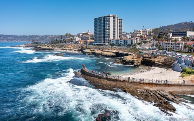 939 Coast Blvd, La Jolla CA: https://media.crmls.org/mediaz/4ce7a85a-bf3b-4276-9aae-605f9768146e.jpg