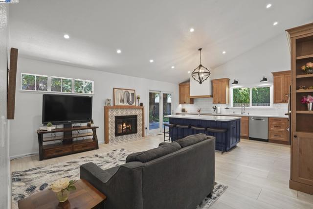 1021 Knightwood Ct, Walnut Creek CA: https://media.crmls.org/mediaz/4ce7ced4-021b-4ad3-9442-cc9f469bcf7a.jpg