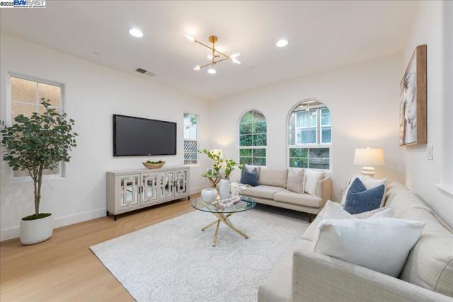 3335 Vittoria Loop, Dublin CA: https://media.crmls.org/mediaz/4ce8ae91-1dd7-4d6d-96a9-0ce023efdb91.jpg