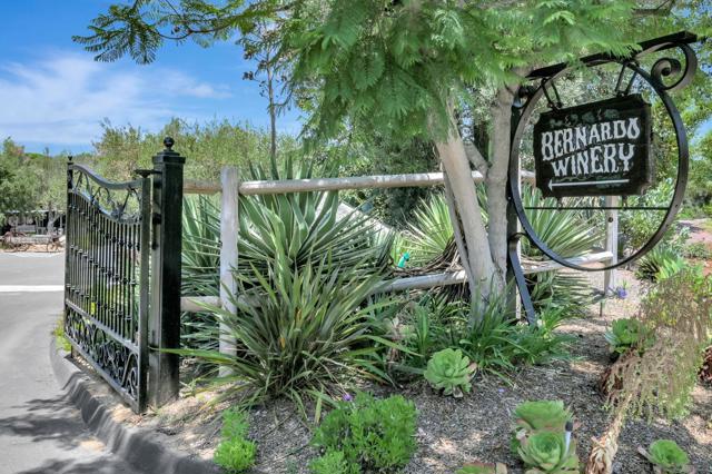 12880 Circulo Dardo, San Diego CA: https://media.crmls.org/mediaz/4ce917e2-b1f9-418c-9385-279bf679a86c.jpg