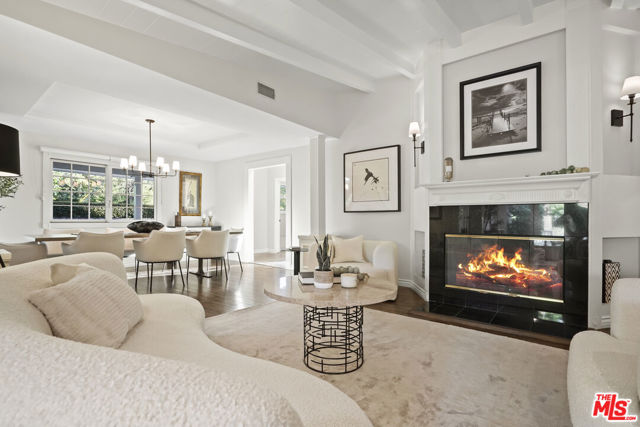 6002 Jumilla Avenue, Woodland Hills CA: https://media.crmls.org/mediaz/4ce9237e-50ab-4f09-8e85-89ec75dcadeb.jpg