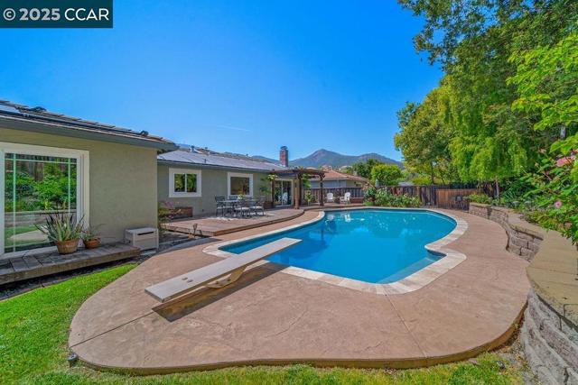 21 Mirango Ct, Clayton CA: https://media.crmls.org/mediaz/4ce98fff-8405-4eea-bd3d-17599d8276b3.jpg
