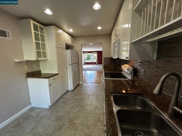 2055 Cactus Ct, Walnut Creek CA: https://media.crmls.org/mediaz/4cea4327-0573-4093-a508-32db4a3eb212.jpg