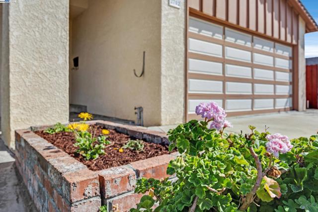 2702 Chinook Ct, Union City CA: https://media.crmls.org/mediaz/4ceab663-17e5-40b2-a44a-1ee602bb2ae5.jpg