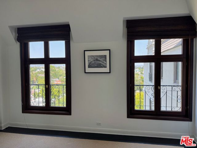 316 N Rossmore Avenue, Los Angeles CA: https://media.crmls.org/mediaz/4ceb37a7-b3d5-425b-bf0b-6bf598de881c.jpg