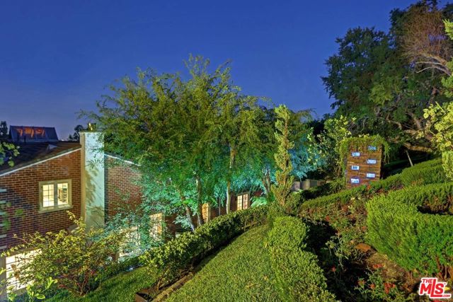 725 N Faring Road, Los Angeles CA: https://media.crmls.org/mediaz/4ceb3a31-904c-484f-bb0a-43cd4d4fdae9.jpg