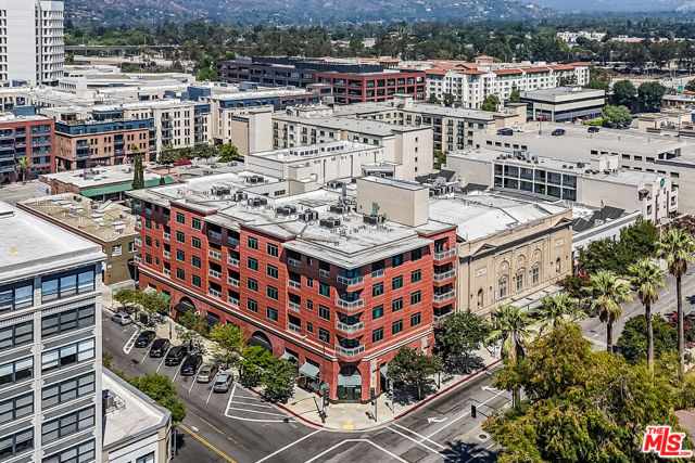125 N Raymond Avenue, Pasadena CA: https://media.crmls.org/mediaz/4cebd043-bd3e-4d5d-9ef7-5bc4e3a248c8.jpg