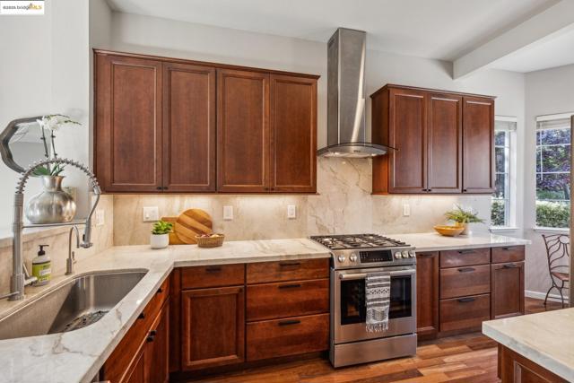 26 Farallon Ct, Richmond CA: https://media.crmls.org/mediaz/4cec588a-3c4f-4671-9af0-d9480236fe7f.jpg