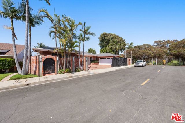 4260 S Cloverdale Avenue, Los Angeles CA: https://media.crmls.org/mediaz/4ced5aa4-50c2-426f-8a51-3231dbb36212.jpg