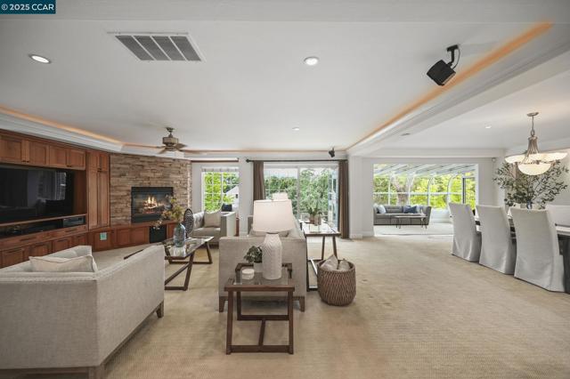 34 Willowview Ct, Danville CA: https://media.crmls.org/mediaz/4ced74f5-6fd0-4525-94de-540637274263.jpg
