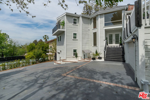 19555 Oxnard Street, Tarzana CA: https://media.crmls.org/mediaz/4cedaae6-b327-49c3-8bfb-be9068c56e07.jpg