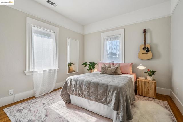 478 43rd St, Oakland CA: https://media.crmls.org/mediaz/4cefa59d-786d-402f-bd59-e0dae52e4f1f.jpg