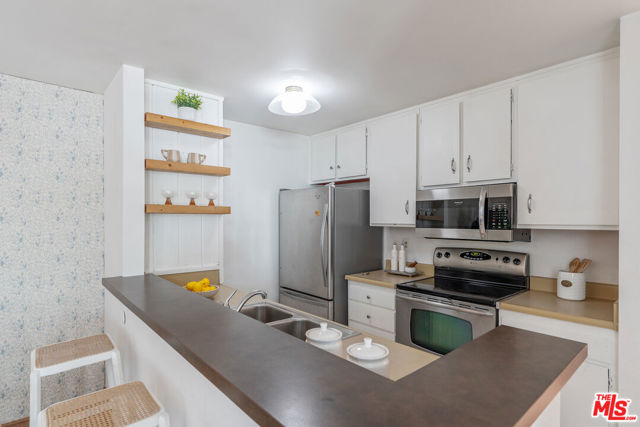 4900 Overland Avenue, Culver City CA: https://media.crmls.org/mediaz/4cefb689-a7d1-45e6-96ab-c6d03680e9a3.jpg