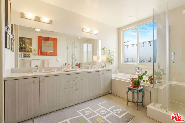 10930 National Boulevard, Los Angeles CA: https://media.crmls.org/mediaz/4cf1ffb1-cf3b-4485-b9f8-ef5029a90ff5.jpg