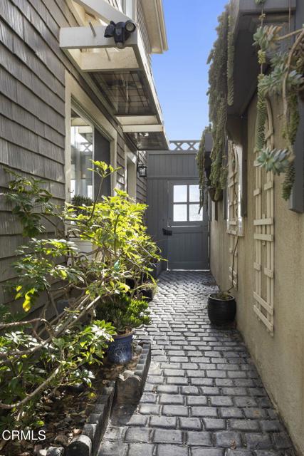 3541 Ocean Drive, Oxnard CA: https://media.crmls.org/mediaz/4cf35f68-d2b9-469e-a942-de5517186071.jpg