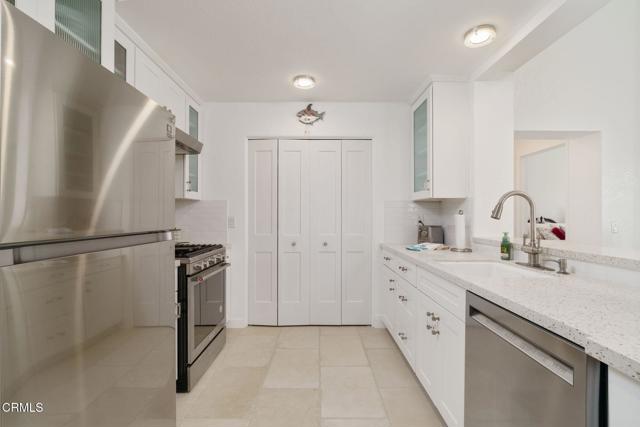 2206 Martinique Lane, Oxnard CA: https://media.crmls.org/mediaz/4cf37821-d9be-4506-998c-e0a5b9de707e.jpg