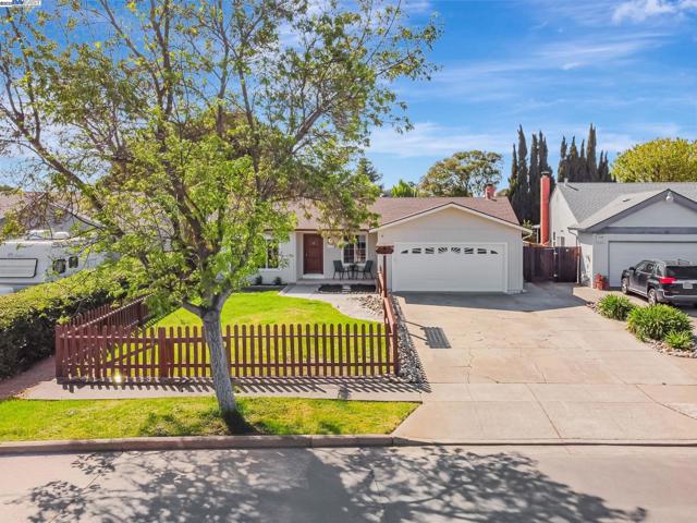 36339 Beech Pl, Newark CA: https://media.crmls.org/mediaz/4cf4078a-e96b-44e1-a934-9e3d1bc208fc.jpg