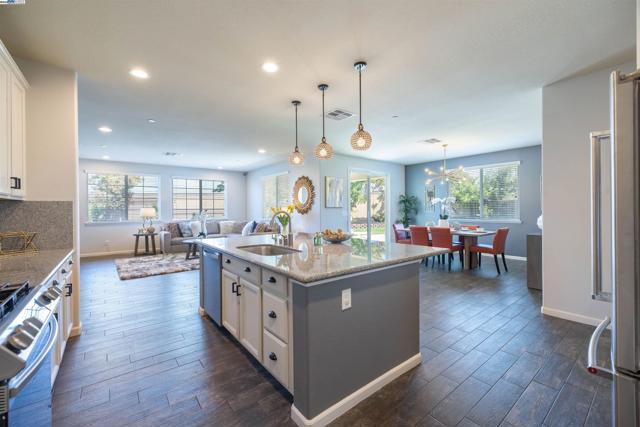 917 Talaria Ct, Oakley CA: https://media.crmls.org/mediaz/4cf41d76-a9ed-4180-af12-49957bcbd31b.jpg
