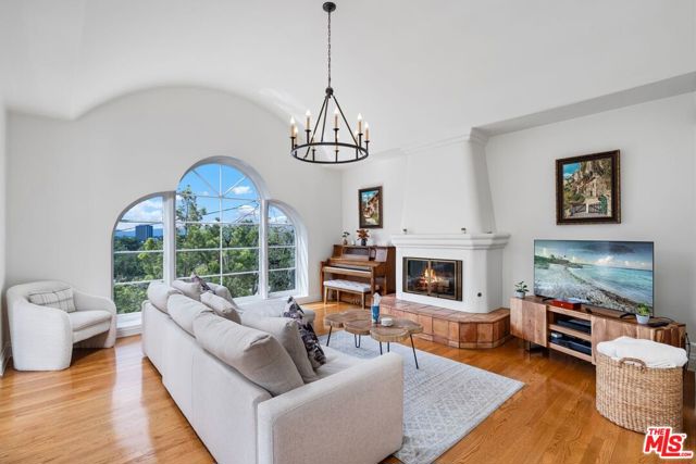 15257 Encanto Drive, Sherman Oaks CA: https://media.crmls.org/mediaz/4cf54198-7a3e-46b7-b28c-487f64e89fc6.jpg