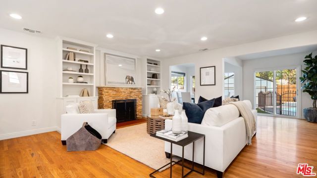 Living Room with fireplace