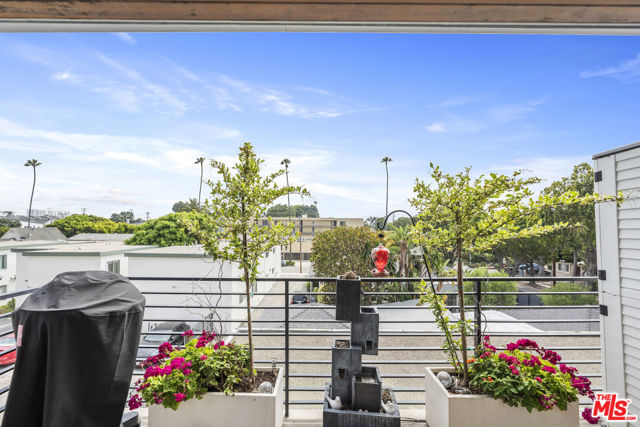 520 Strand Street, Santa Monica CA: https://media.crmls.org/mediaz/4cf5b87e-c0d6-4f2e-b7c3-0a9f90e57aeb.jpg