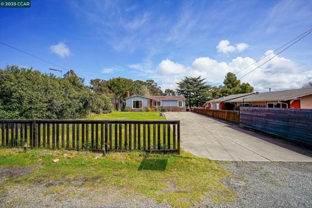 742 La Paloma Rd, El Sobrante CA: https://media.crmls.org/mediaz/4cf66d48-ec9c-420e-9405-6d49acb8659a.jpg