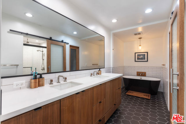 11805 Mayfield Avenue, Los Angeles CA: https://media.crmls.org/mediaz/4cf6e885-d2f1-45d8-abad-e8c23a32c2ba.jpg