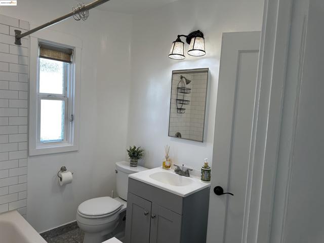 1937 87th Avenue, Oakland CA: https://media.crmls.org/mediaz/4cf7f0f1-764b-4762-8b03-4a04a89e773d.jpg
