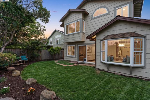 82 Applegate Way, Alameda CA: https://media.crmls.org/mediaz/4cf8924c-ab92-490f-b4c3-73f88773b3ba.jpg