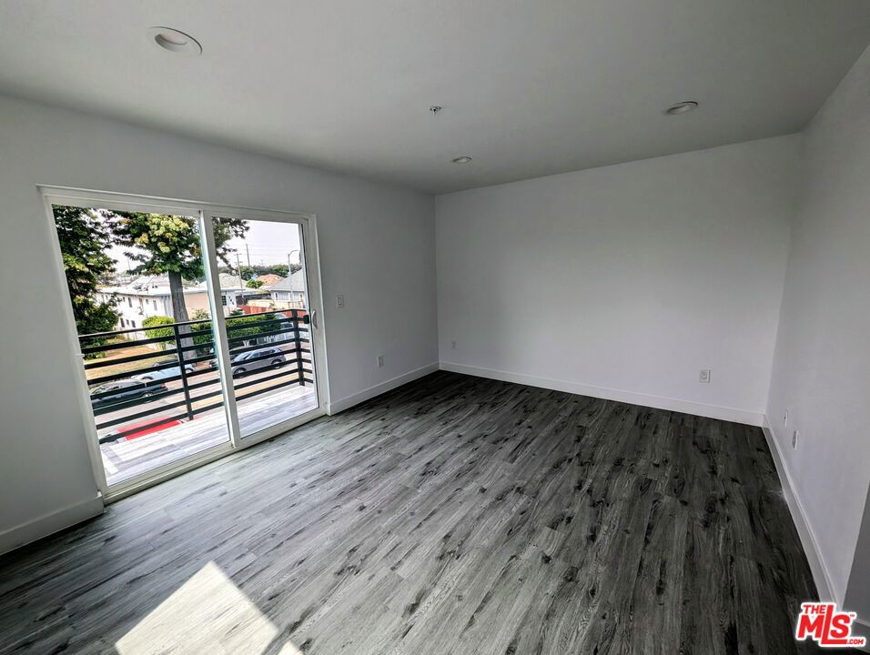 https://media.crmls.org/mediaz/4cf8feca-5e71-44d2-a472-06ce5a23c368.jpg?preset=X-Large