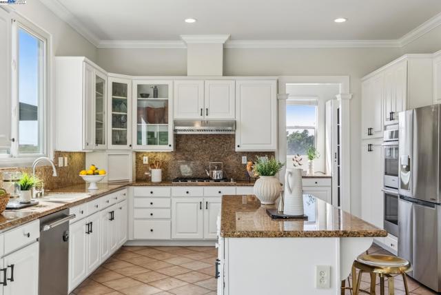 3879 Blackstone Ct, Castro Valley CA: https://media.crmls.org/mediaz/4cf91a02-8df4-4724-860d-5446d83baf73.jpg