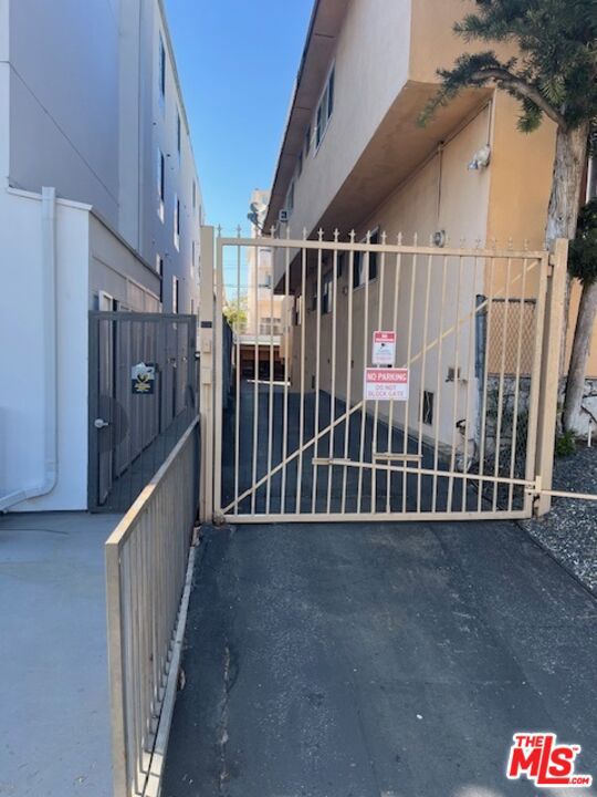 11829 Kiowa Avenue, Los Angeles CA: https://media.crmls.org/mediaz/4cf950d5-0433-4cc7-8795-1e99b9e4e39c.jpg