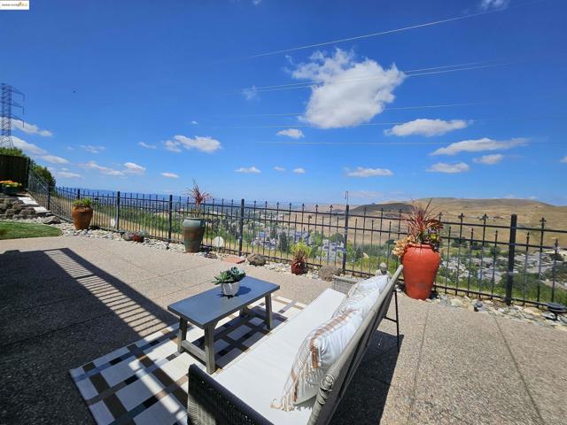 8040 Kelok Way, Clayton CA: https://media.crmls.org/mediaz/4cfa7a3e-eede-48f5-a85b-a22668e1a566.jpg