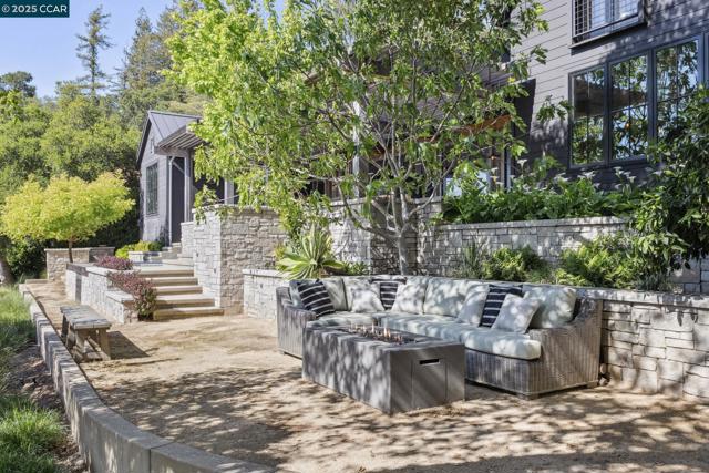 25 La Campana, Orinda CA: https://media.crmls.org/mediaz/4cfb7d36-4373-461e-afe5-02ad89784f54.jpg