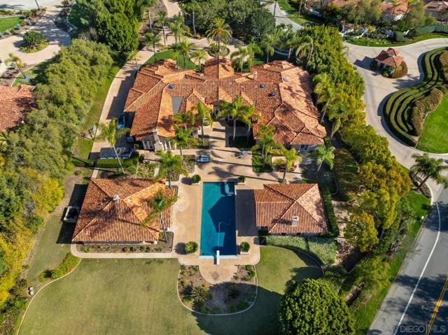 18050 Rancho La Cima Corte, Rancho Santa Fe CA: https://media.crmls.org/mediaz/4cfb863b-bec0-4aed-9d9f-19ea581c5130.jpg