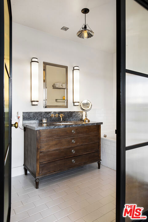 100 S Doheny Drive, Los Angeles CA: https://media.crmls.org/mediaz/4cfb9121-bbc8-4bae-b450-c8c3ffb9a7d3.jpg