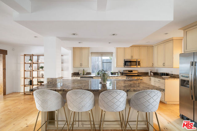 20212 Oxnard Street, Woodland Hills CA: https://media.crmls.org/mediaz/4cfbe25f-27fe-4758-b528-252645d3e9dd.jpg
