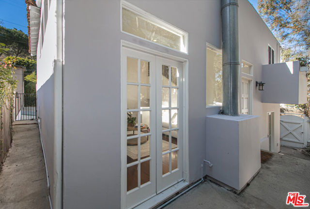 2044 Stanley Hills Drive, Los Angeles CA: https://media.crmls.org/mediaz/4cfbead9-9e38-432d-af3e-04b3151ab67c.jpg