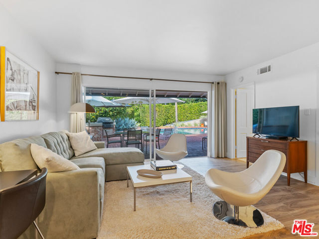 3818 Hollyline Avenue, Sherman Oaks CA: https://media.crmls.org/mediaz/4cfc33f3-4080-4161-998f-802f61c4d589.jpg