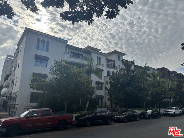 122 N Clark Drive, West Hollywood CA: https://media.crmls.org/mediaz/4cfcbe81-9919-45b7-966c-653999203e0d.jpg